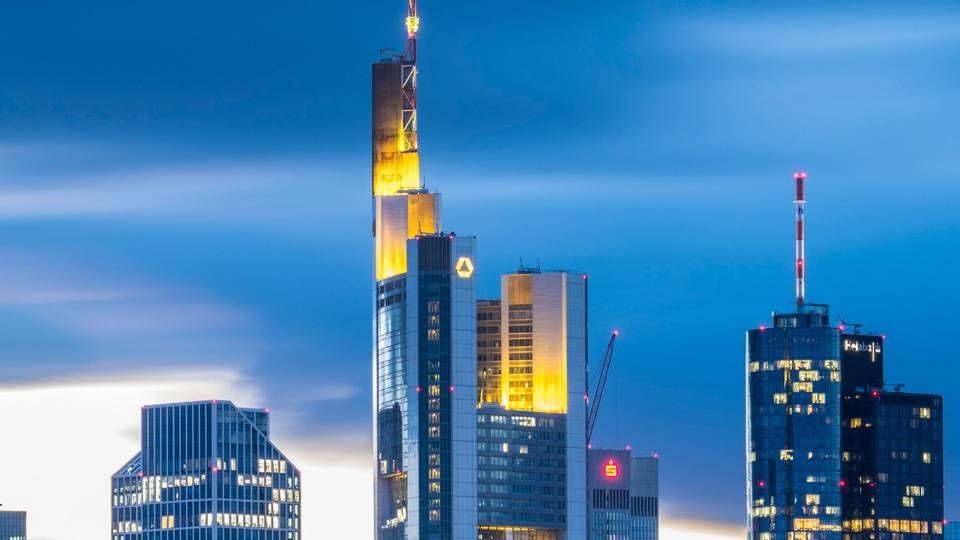 Die Commerzbank ragt heraus in der Frankfurter Skyline, aber nicht beim Ertrag. | Foto: picture alliance/dpa