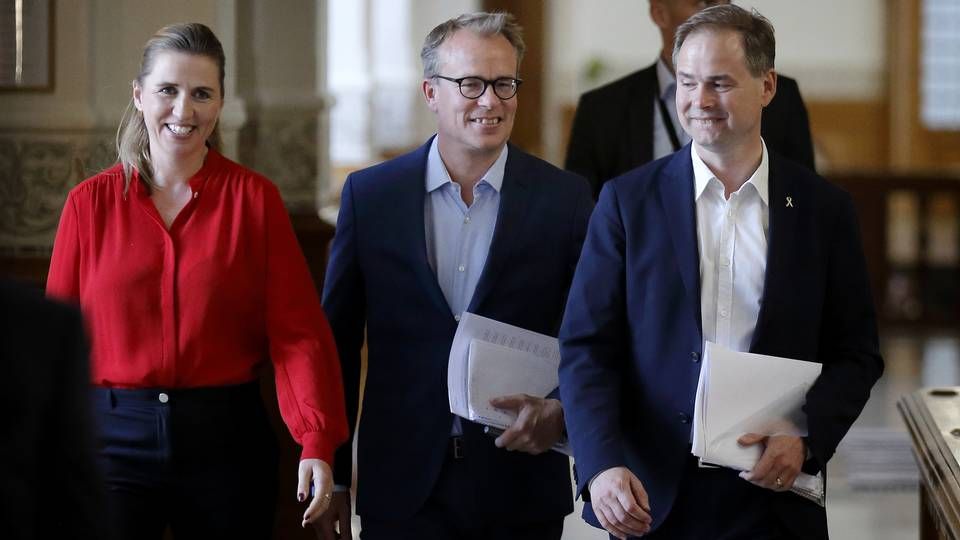 Martin Rossen flankeret af statsminister Mette Frederiksen (S) og finansminister Nicolai Wammen (S). | Foto: Jens Dresling