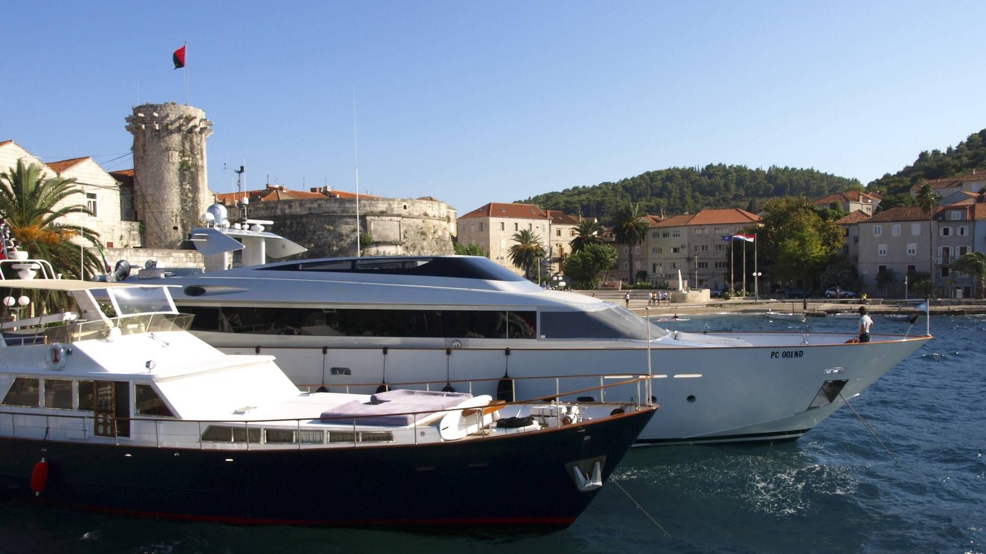 Luxusyachten vor der historischen Festung im Hafen von Korcula, Kroatien | Foto: picture alliance / blickwinkel