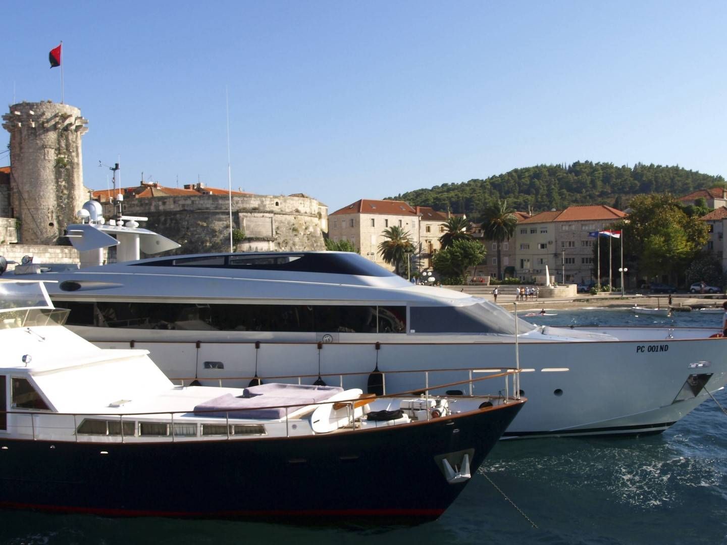Luxusyachten vor der historischen Festung im Hafen von Korcula, Kroatien | Foto: picture alliance / blickwinkel