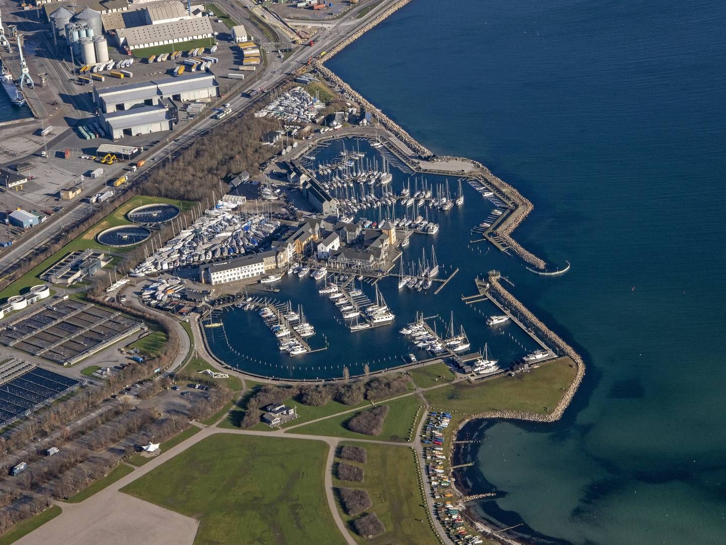Der er ikke plads til at udvide det nuværende Marselisborg Renseanlæg nær områdets lystbådehavn, så derfor skal der bygges nyt. | Foto: Aarhus Vand / PR