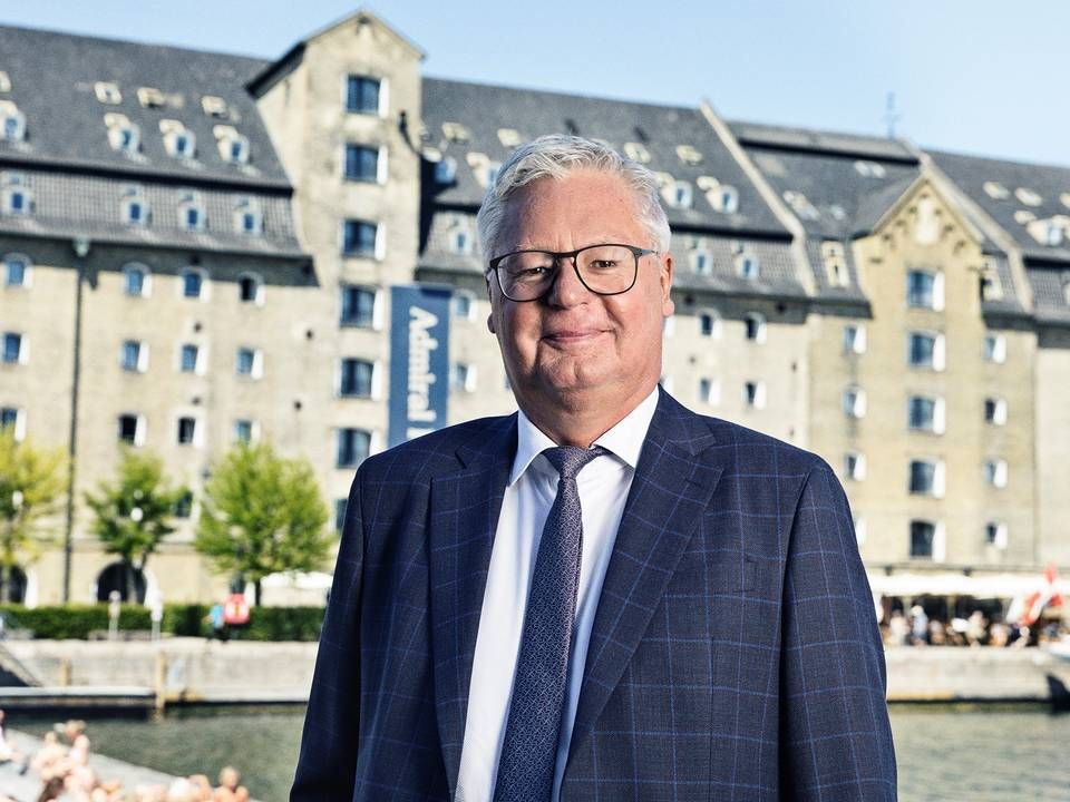 Peter Winther, topchef hos Colliers i Danmark, foran Admiral Hotel, som man bistod med salget af i 2019. I dag er hotellet genbo til mæglerens kontor i København. | Foto: PR / Colliers