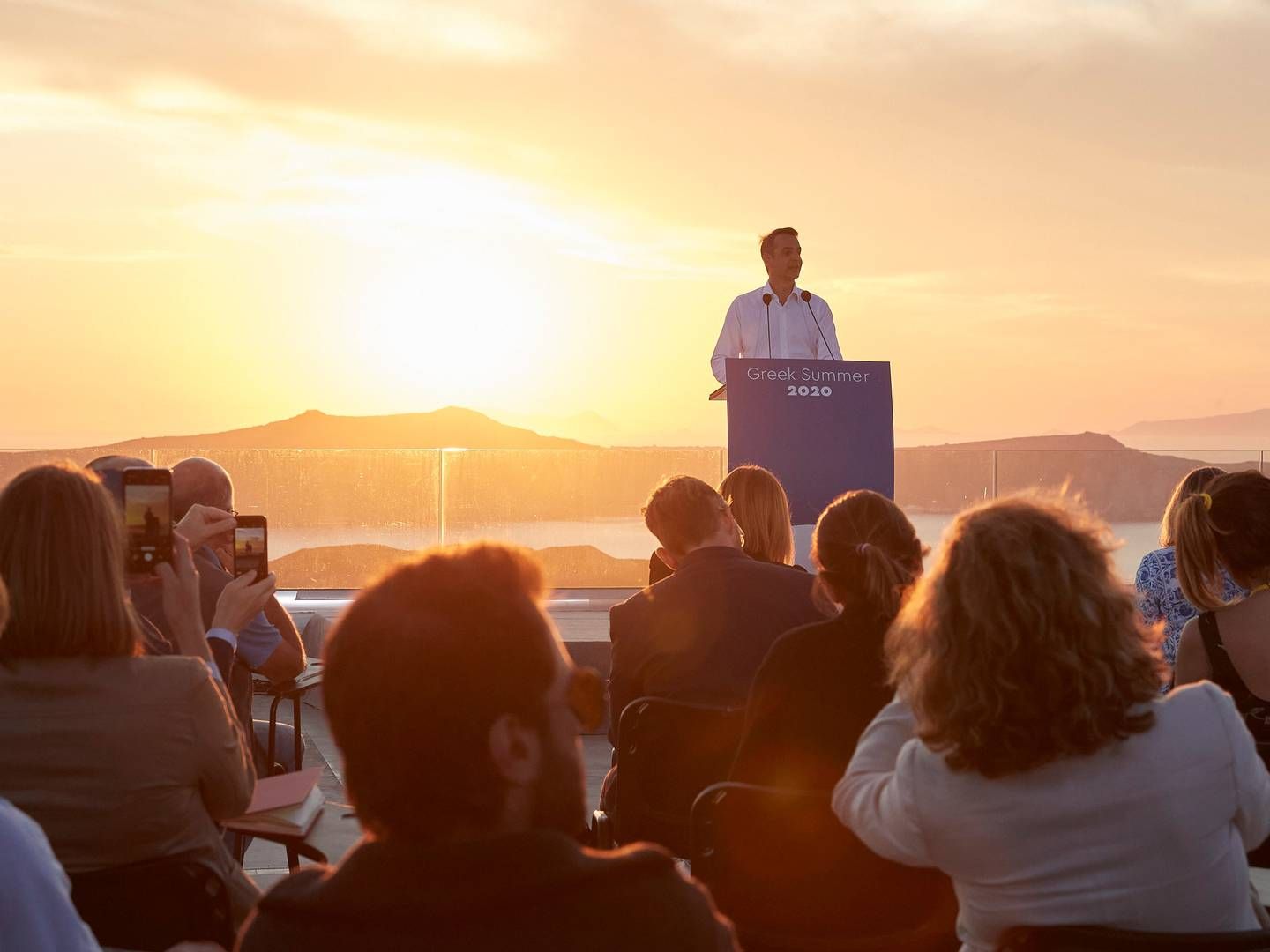 Den græske premiereminister Kyriakos Mitsotakis holder tale på den græske ø Santorini under COVID19. | Foto: GREEK PRIME MINISTER'S OFFICE/VIA REUTERS / X80001