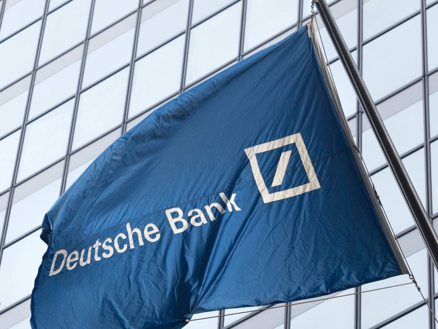 Flagge der Deutschen Bank vor ihrem New Yorker Büro in der Wall Street. | Foto: picture alliance / AP Photo