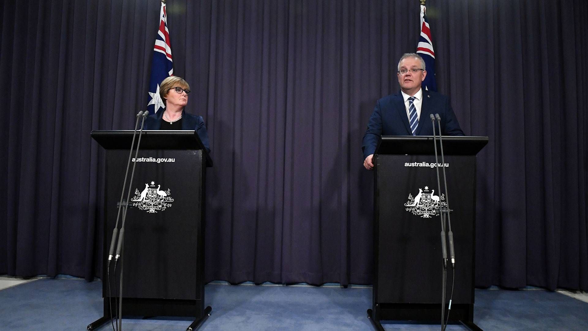 Premierminister Scott Morrison var flankeret af forsvarsminister Linda Reynolds, da han fredag morgen lokal tid fortalte om et cyberangreb mod Australien | Foto: Stringer/Reuters/Ritzau Scanpix