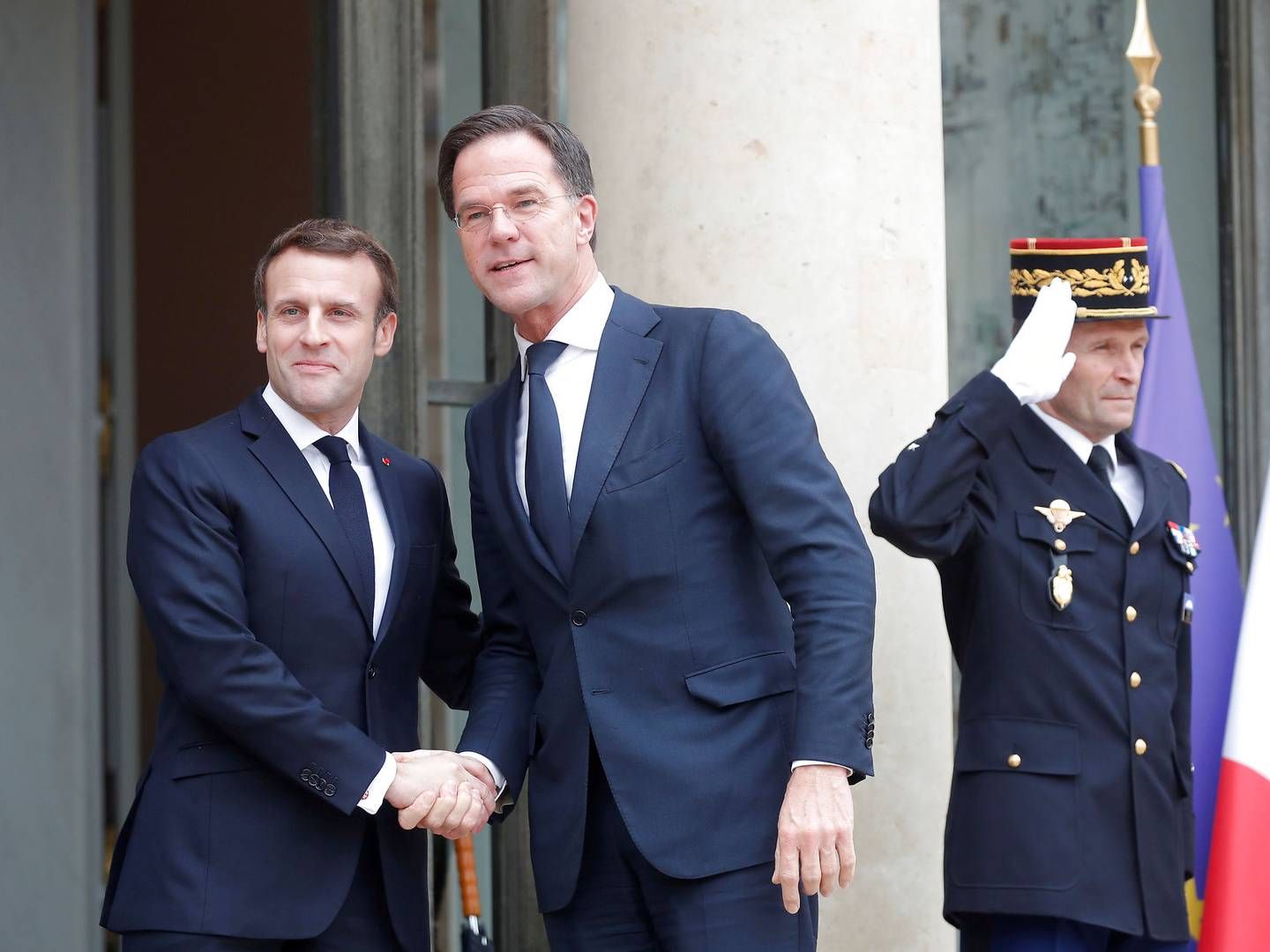 Den franske præsident Emmanuel Macron og hollandske statsminister Mark Rutte ses her under et tidligere møde i Paris. Tirsdag mødes de i Haag for at diskutere EU-budget og genopretningsfond. | Foto: Charles Platiau/Reuters/Ritzau