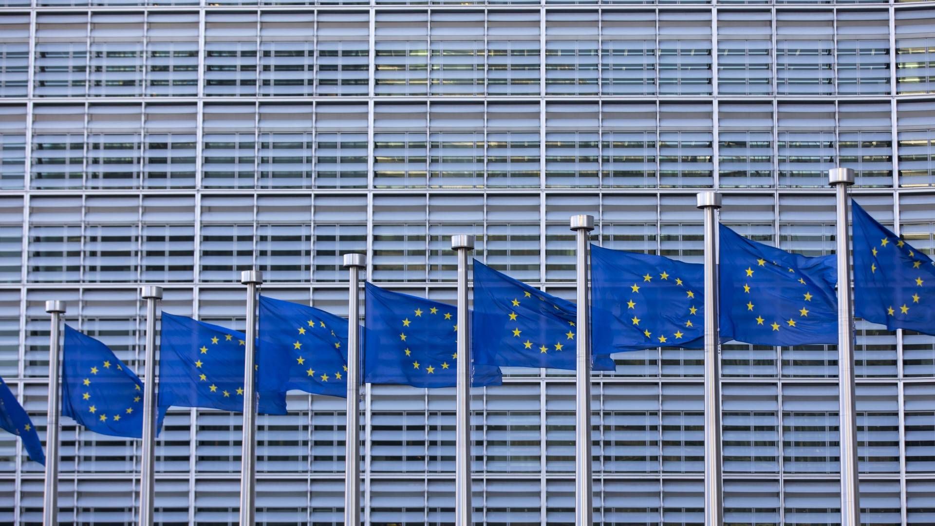 Europafahnen vor dem Gebäude der Europäischen Kommission | Foto: picture alliance / Jochen Tack
