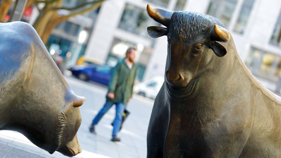 ETN'er blevet populærer blandt private investorer, der får mulighed for at spekulere i både bull- og bear-markeder. Den evige kamp mellem optimister og pessimister på markedet er symboliseret ved statuer af bjørnen og tyren, her foran børsen i Frankfurt. | Foto: Ralph Orlowski/Reuters/Ritzau Scanpix