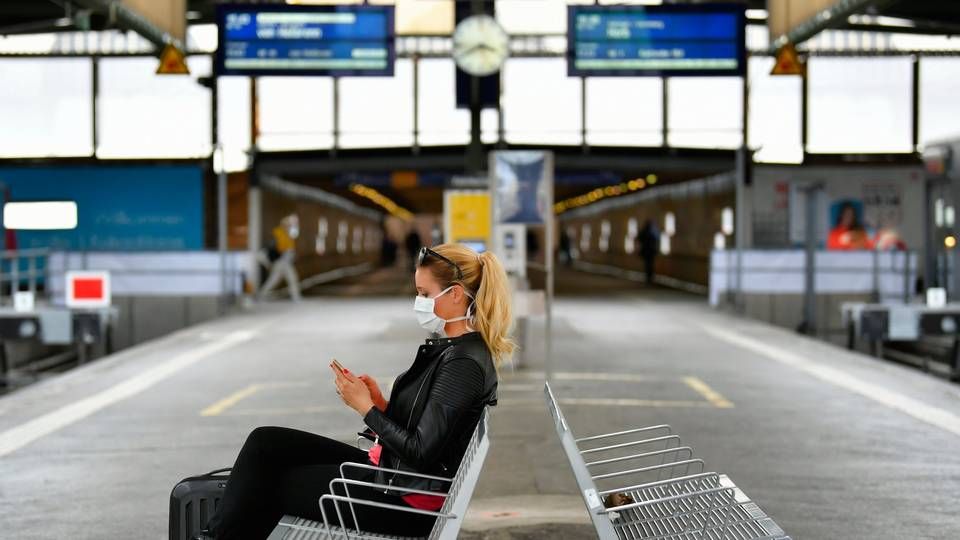 Deutsche-Bank-Mitarbeiter sollen auf innerdeutschen Strecken häufiger die Bahn nutzen. (Symbolbild aus dem Stuttgarter Hauptbahnhof) | Foto: picture alliance/Eibner-Pressefoto