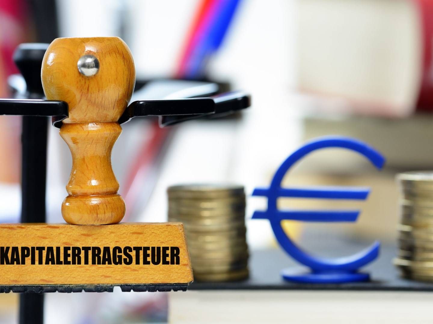 Stempel mit der Aufschrift Kapitalertragsteuer. (Symbolbild) | Foto: picture alliance/Bildagentur-online