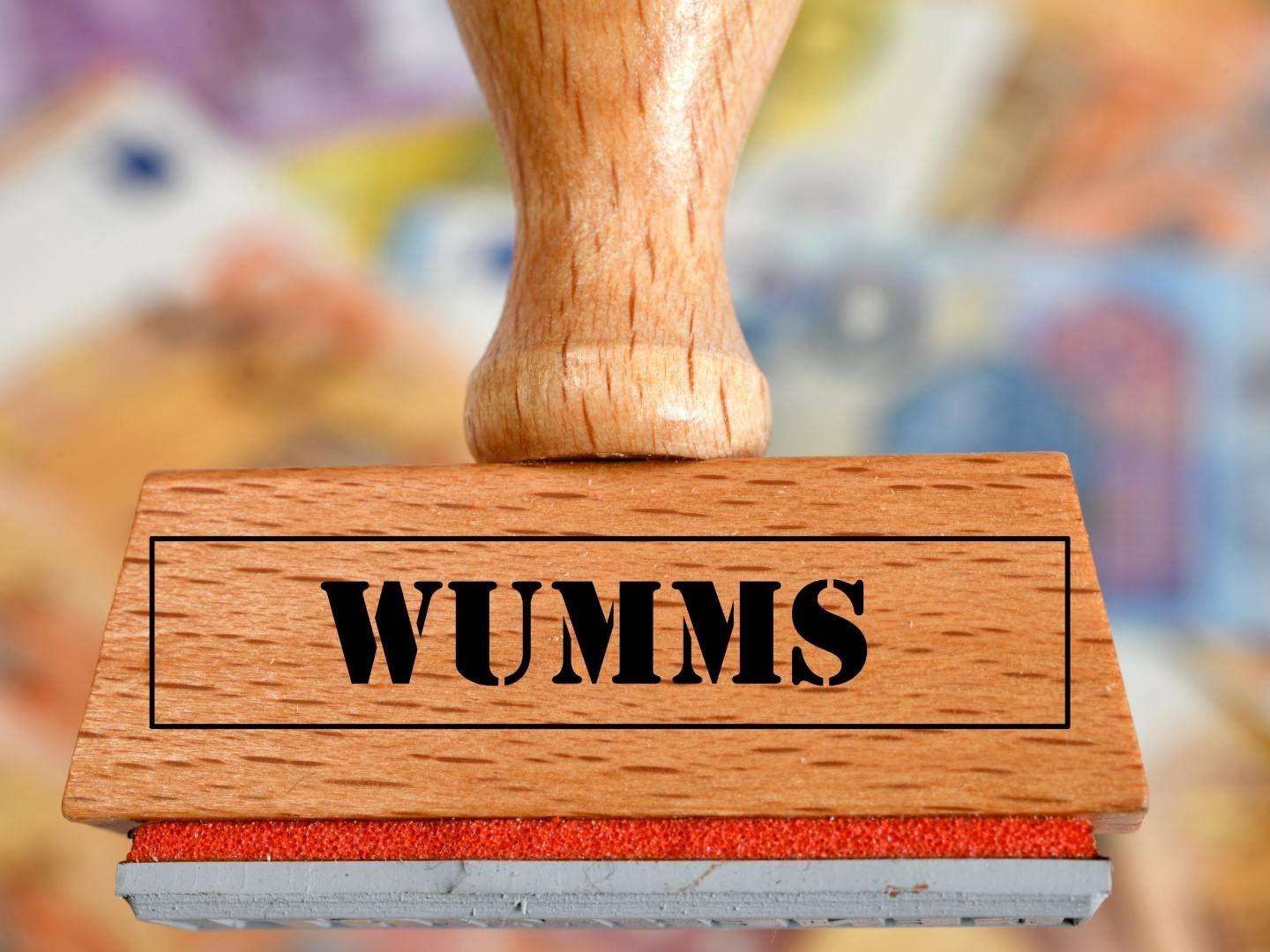Stempel mit Aufschrift "WUMMS" als Symbolbild für die Nothilfen in der Corona-Krise. | Foto: picture alliance / Eibner-Pressefoto