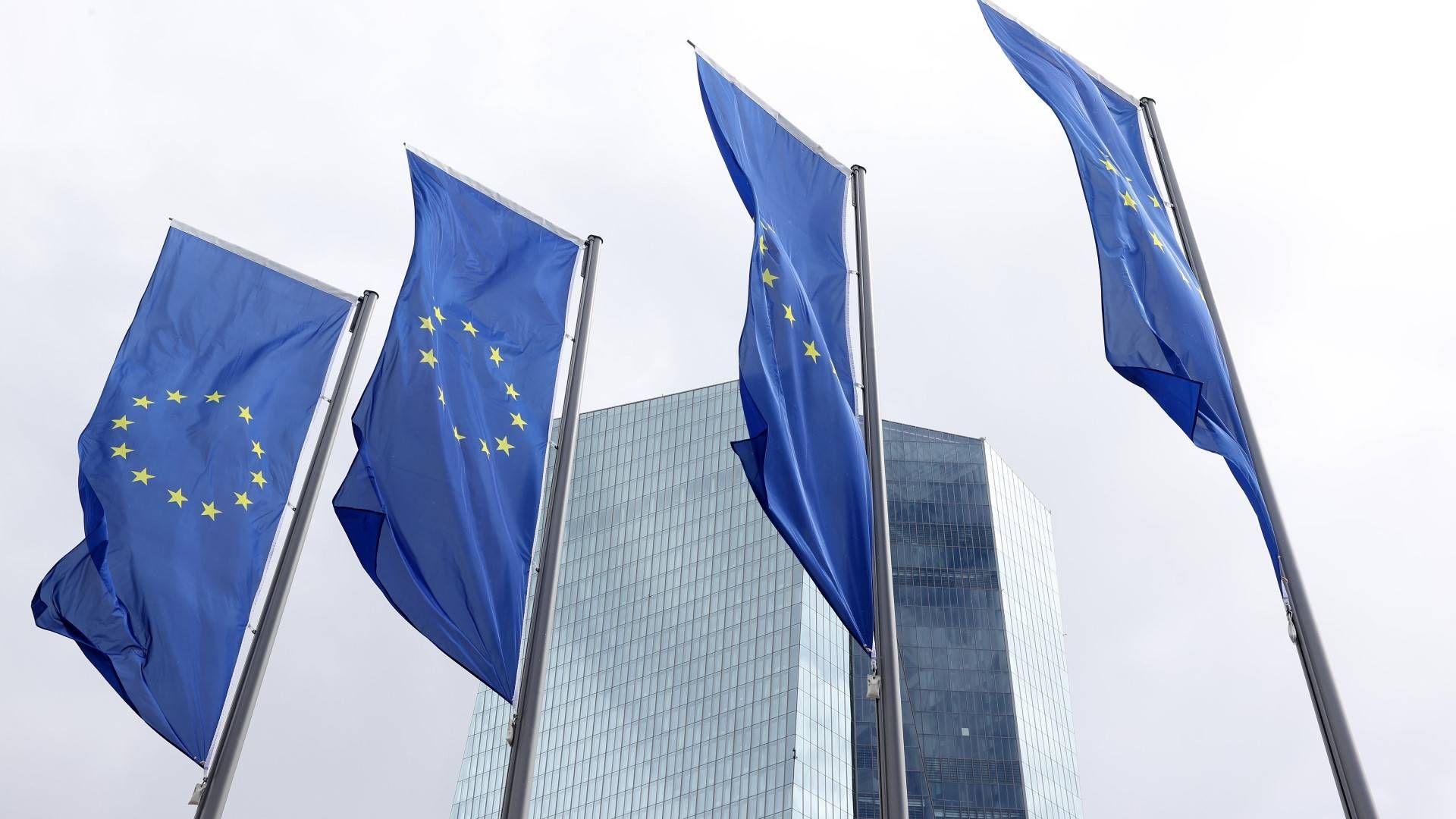 Europa-Flaggen vor dem Sitz der EZB in Frankfurt am Main. | Foto: picture alliance/augenklick