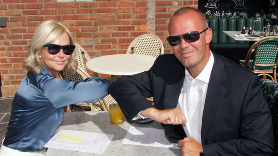 Administrerende direktør i Econa, Nina Riibe, ønsker Tore Vamraak velkommen på laget. | Foto: Econa