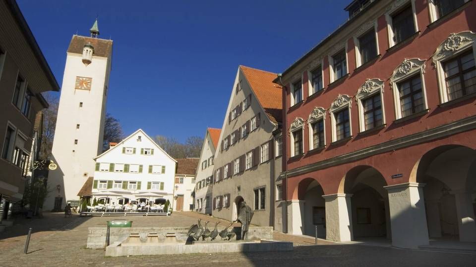 Der Bockturm am Gänsbuehl in der Altstadt von Leutkirch. Hier schließt im August eine Filiale der Volksbank. | Foto: picture alliance/imageBROKER