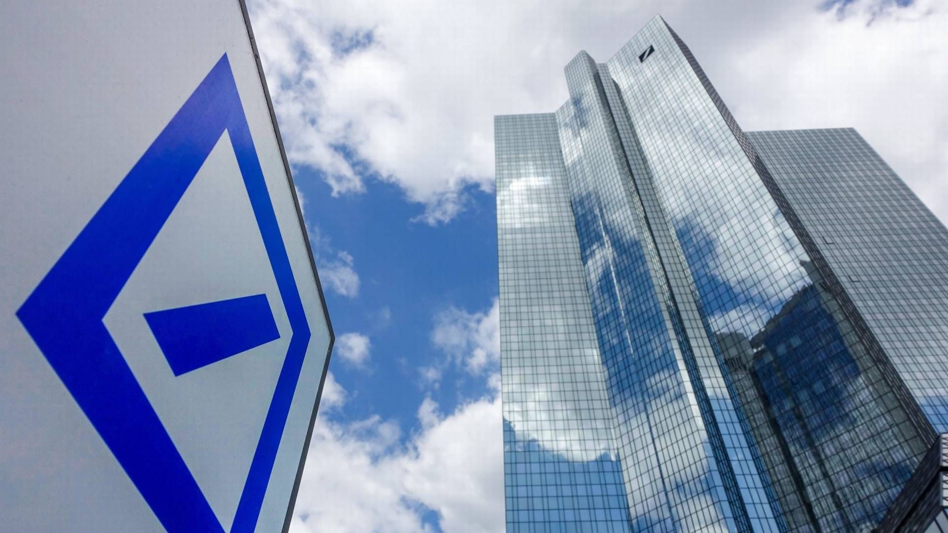 Wolken spiegeln sich in den Türmen der Deutschen Bank. | Foto: picture alliance/dpa/Daniel Kalker