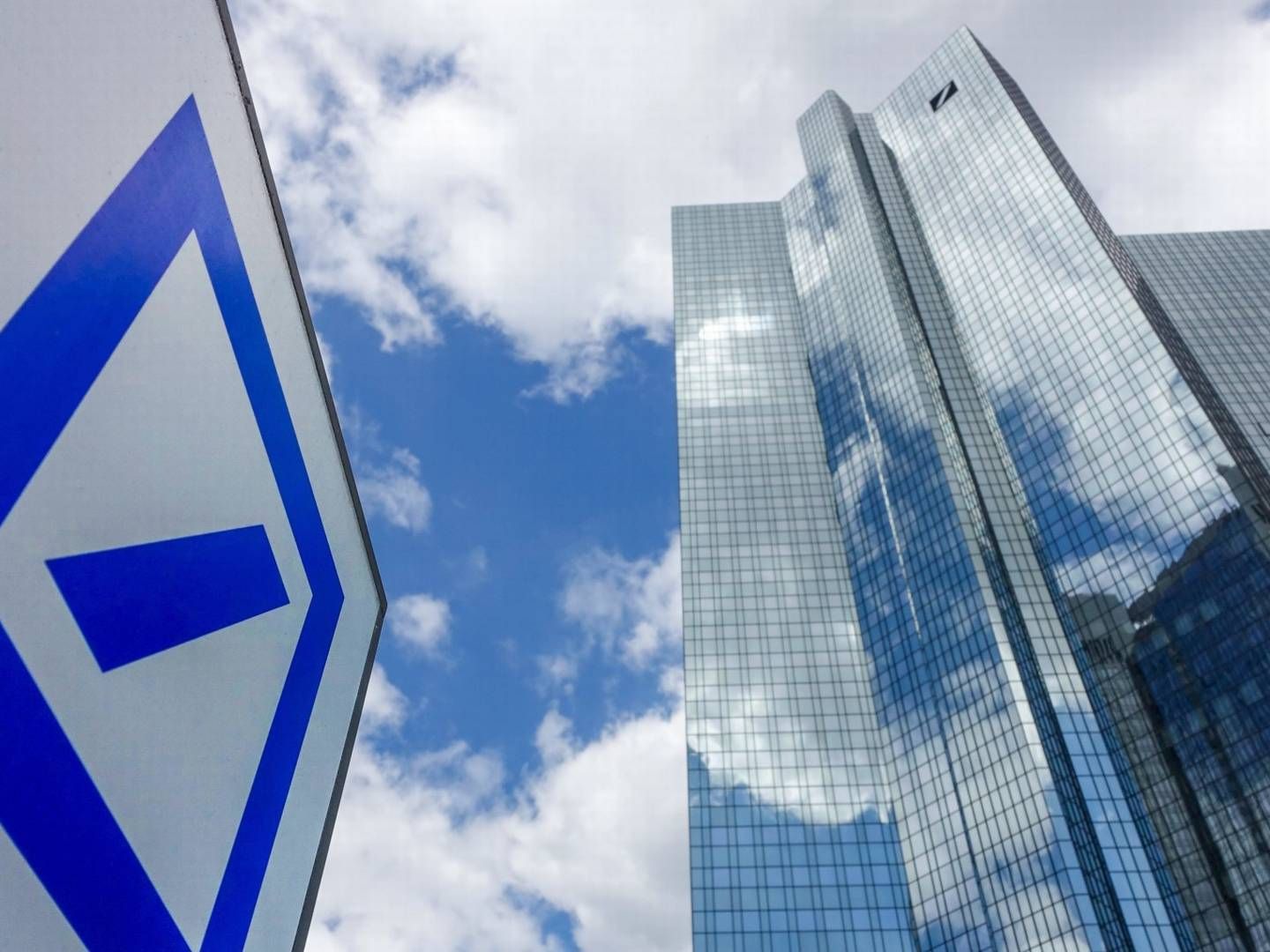 Wolken spiegeln sich in den Türmen der Deutschen Bank. | Foto: picture alliance/dpa/Daniel Kalker