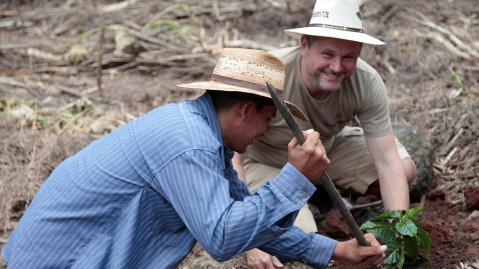 Michael Schiedel (th) står i spidsen for Freehand Coffee Company. Kaffeselskabet står bag et initiativ i Honduras, hvor selskabet sammen med det lokale kaffekorporativ yder rente- og afdragsfrie mikrolån til lokale kaffeplukkere for at gøre dem til jordejere. | Foto: PR/Freehand Coffee Company