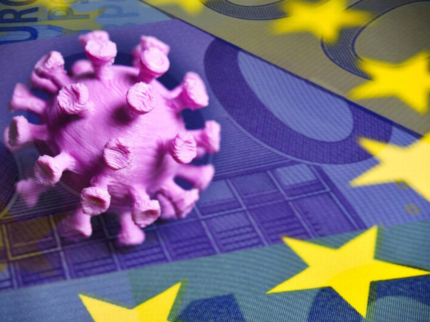 Coronavirus-Miniatur auf EU-Fahne mit Geldscheinen | Foto: picture alliance/Bildagentur-online