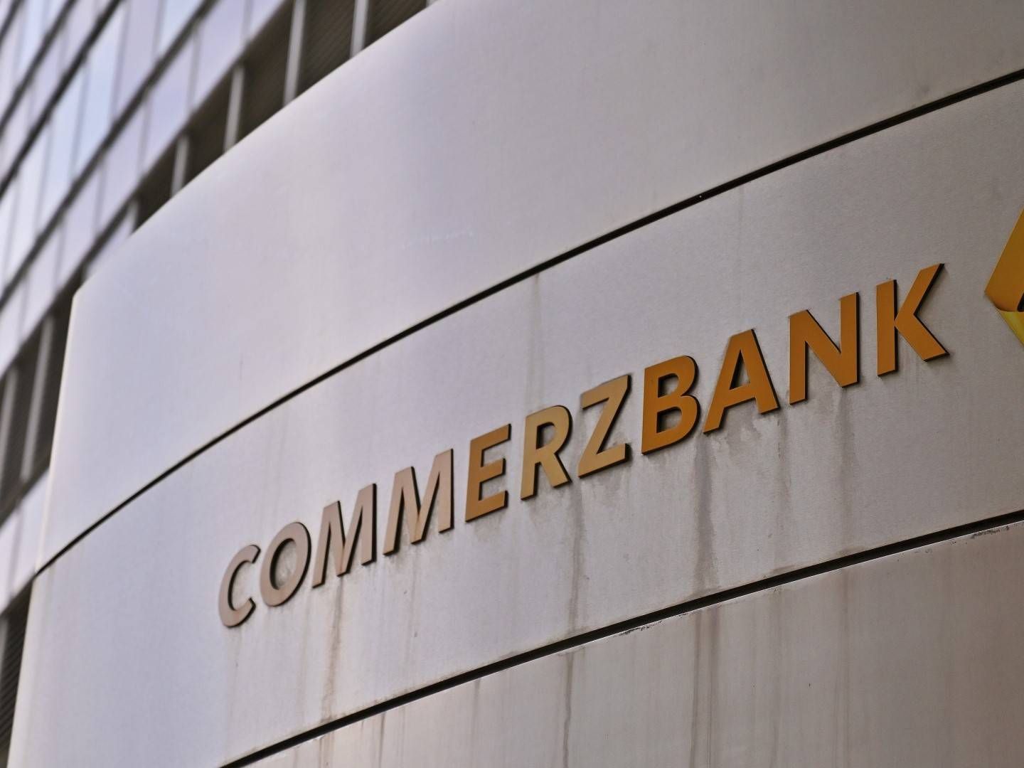 Logo der Commerzbank AG in Frankfurt am Main. | Foto: picture alliance