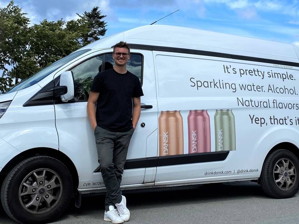 Kasper Kriby står bag den første danske version af en såkaldt hard seltzer, danskvand med alkohol og frugt. Tidligere har han været partner i Pandora-rigmanden René Sindlevs cafékæde i USA. | Foto: PR/Dansk