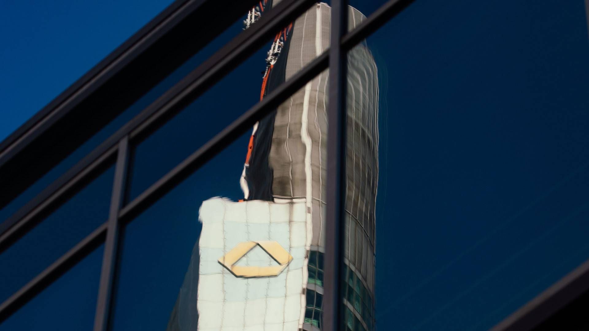 Das Logo der Commerzbank spiegelt sich in einem anderen Hochhaus. | Foto: picture alliance/Frank Rumpenhorst/dpa