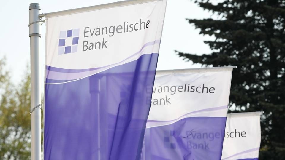 Fahnen vor dem Stammsitz der Evangelischen Bank in Kassel | Foto: picture alliance/Uwe Zucchi/dpa