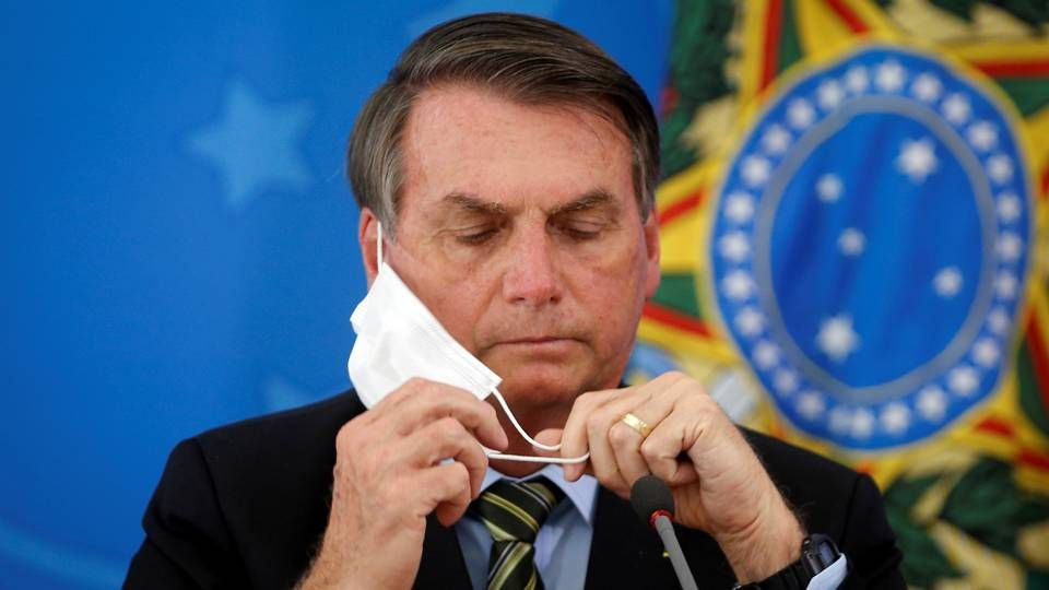 Brasiliens præsident, Jair Bolsonaro, står nu både til bøde og søgsmål, efter han under et pressemøde udsatte journalister for smittefare. | Foto: UESLEI MARCELINO/REUTERS/Ritzau Scanpix