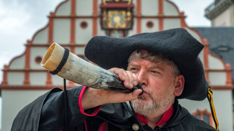 Uwe Rödel alias Nachtwächter Friedrich Wilhelm stößt am 4. Juni 2020 vor dem Alten Rathaus von Plauen in sein Horn. (Symbolbild) | Foto: picture alliance/Hendrik Schmidt/dpa-Zentralbild/ZB