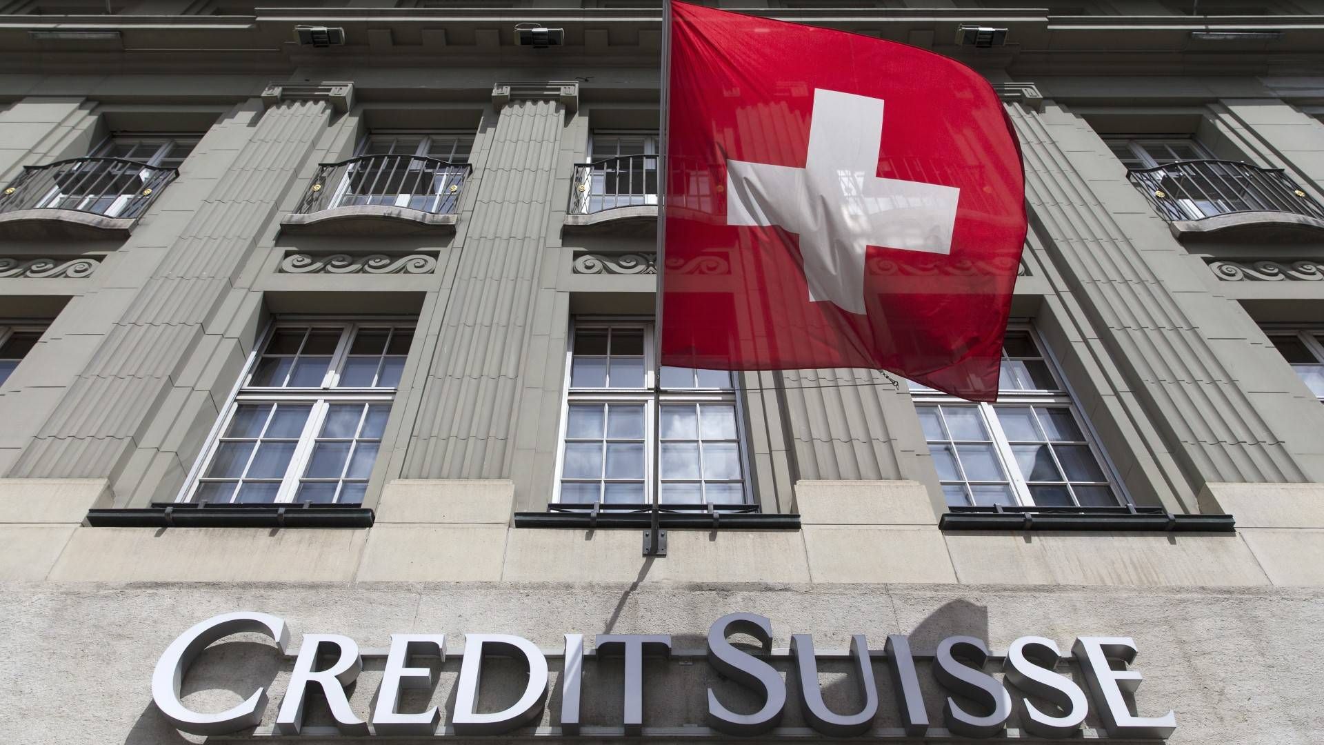 Eine Schweizer Fahne weht ueber dem Credit Suisse Logo bei der Bank Filiale am Bundesplatz in Bern | Foto: picture alliance/KEYSTONE