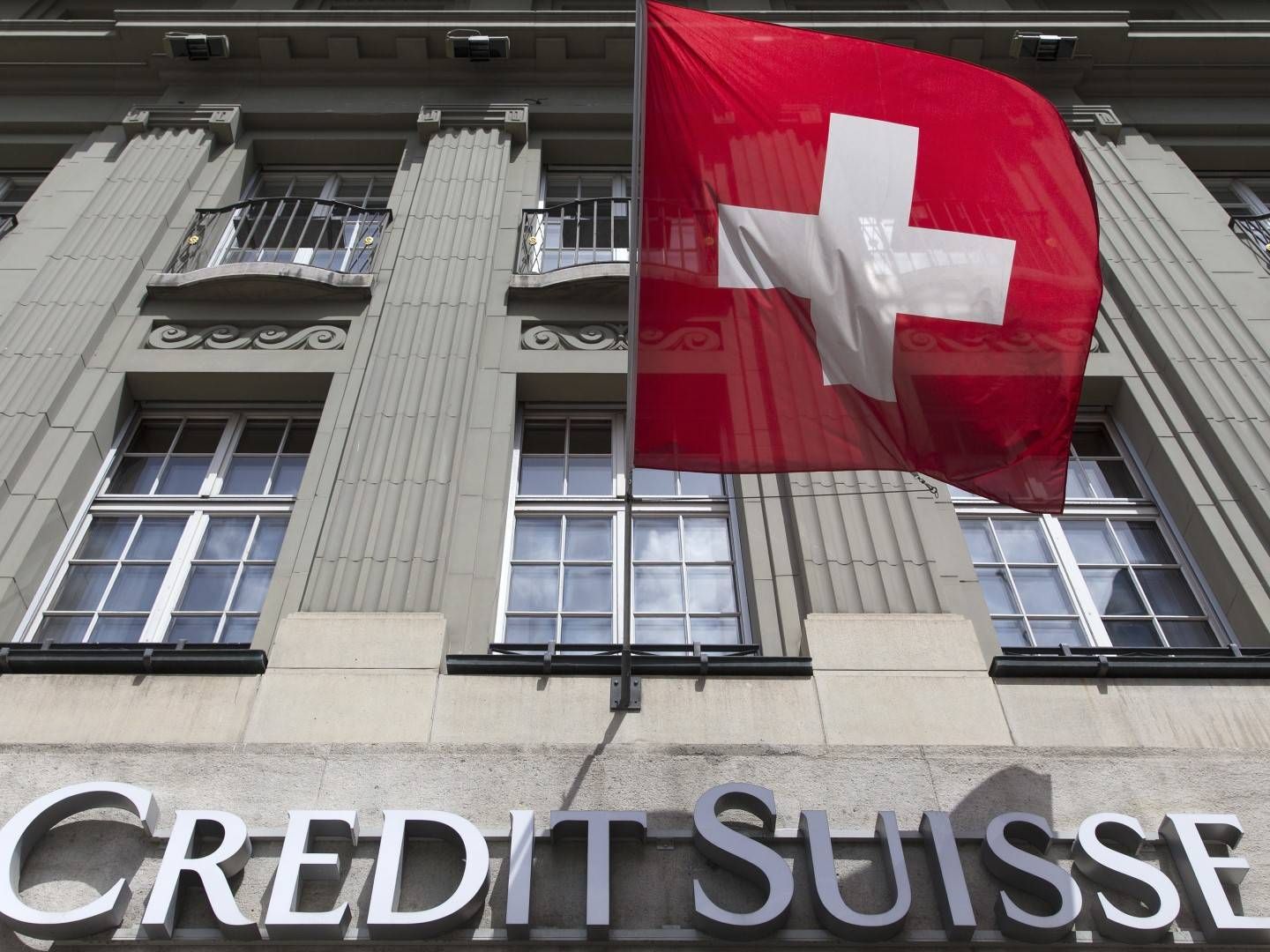 Eine Schweizer Fahne weht ueber dem Credit Suisse Logo bei der Bank Filiale am Bundesplatz in Bern | Foto: picture alliance/KEYSTONE