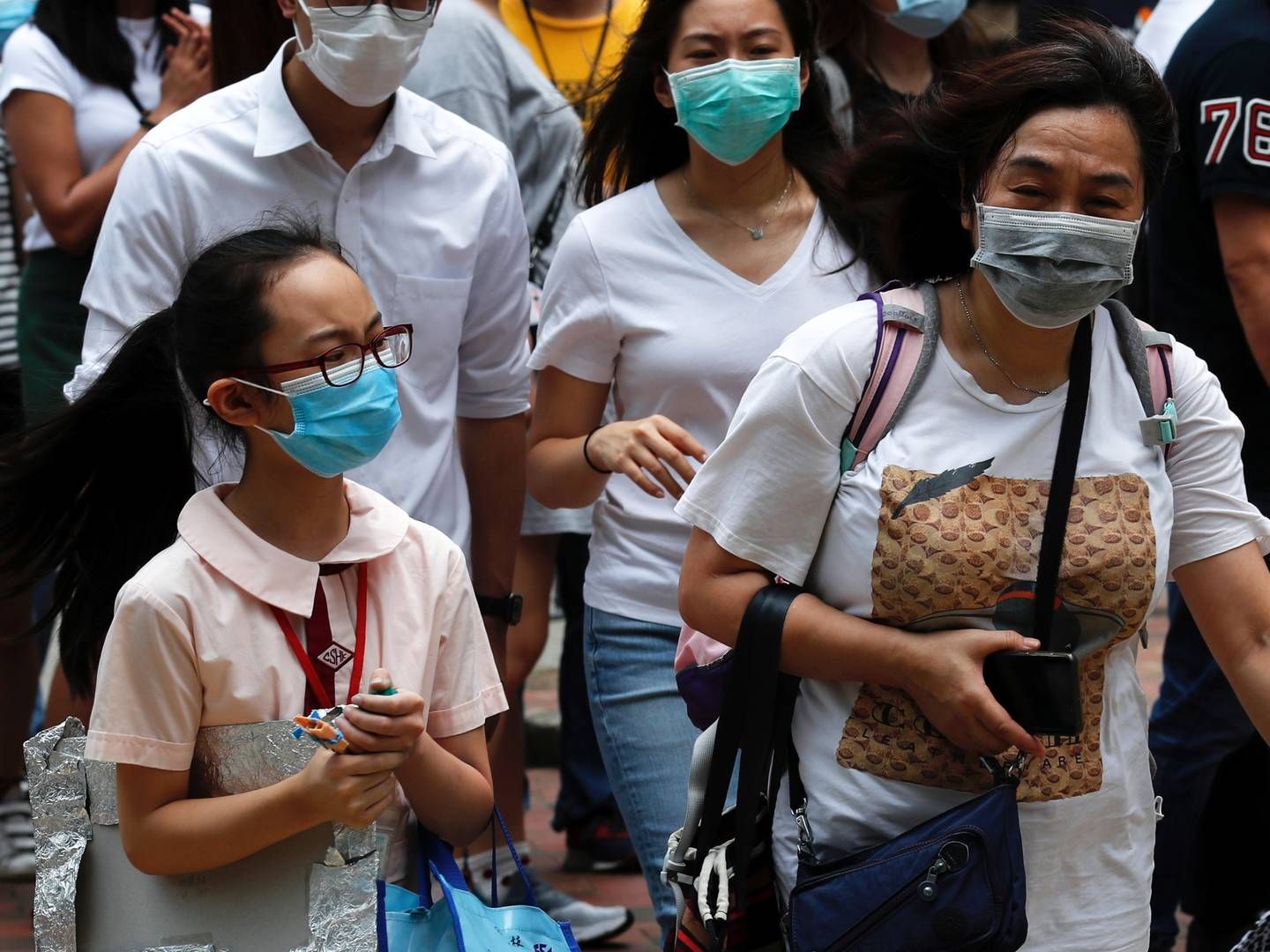 Indbyggere i Hongkong bærer maske for at forhindre smittespredning. Alligevel er den globale bogmesse nu aflyst blot to dage før afviklingen skulle have fundet sted. | Foto: TYRONE SIU/REUTERS/Ritzau Scanpix
