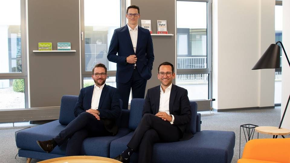 Sebastian Henrichs, Sprecher der Geschäftsführung, mit den Vertriebsleitern der Fondsdepot Bank Valentin Roth (stehend) und Sebastian Höft (v.r.n.l.). | Foto: Fondsdepot Bank