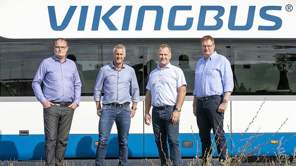 Fra venstre de fire ejere Lars Larsen (Larsenbus), Carsten Papuga (Papuga), Mogens Pedersen (Egons) og Peter Papuga (Papuga Bus), som går sammen med Polaris i selskabet Vikingbus. | Foto: Vikingbus / Bjarke Ørsted