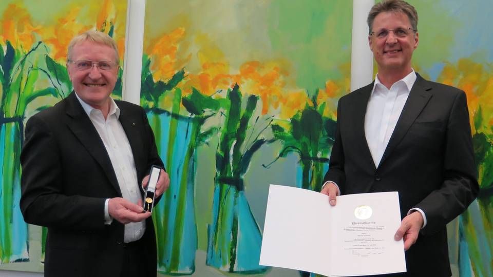 Scheidender und künftiger Chef: Martin Schmitt (r.) und Wolfgang Osse bei der Verleihung der goldenen Ehrennadel. | Foto: Volksbank Kassel Göttingen