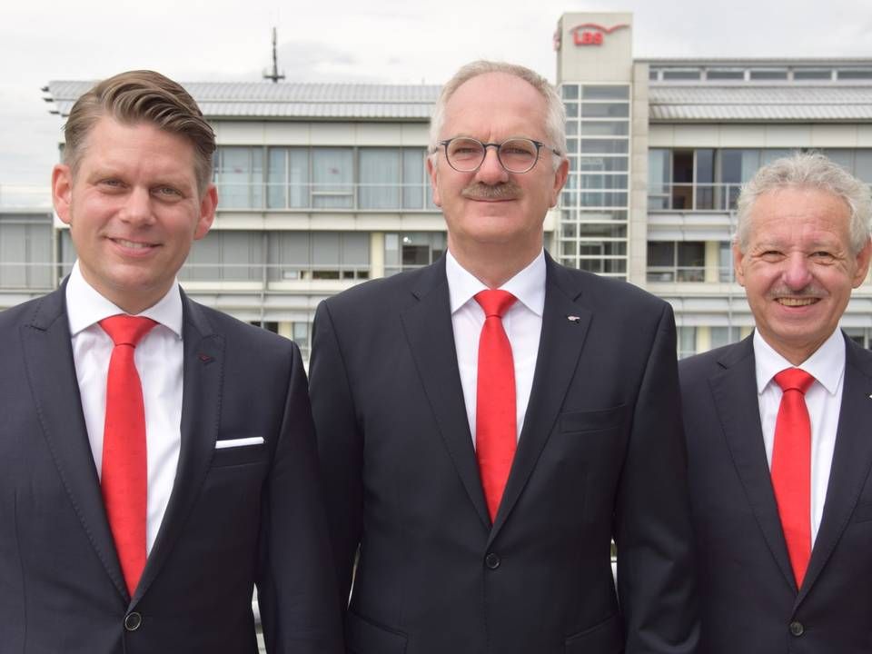 Michael Wegner (li.) mit Vorstandschef Werner Schäfer (m.) und Winfried Ebert. | Foto: LBS Ost