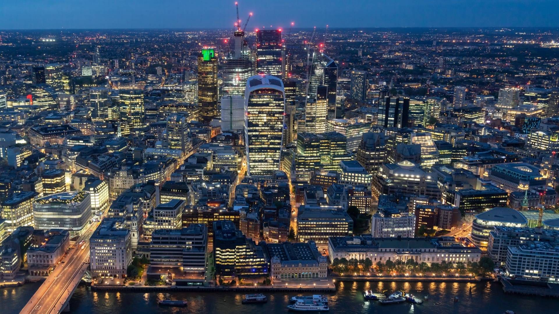 Blick aufs Londoner Finanzzentrum bei Nacht (Symbolbild) | Foto: picture alliance/Daniel Kalker