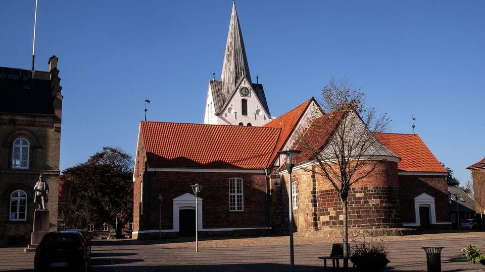 Advokatfirmaet Vogel & Gammelby holder til tæt på Sct. Jacobi Kirke på torvet i den sydvestjyske by Varde, som har omkring 14.000 indbyggere. | Foto: Hanne Boock