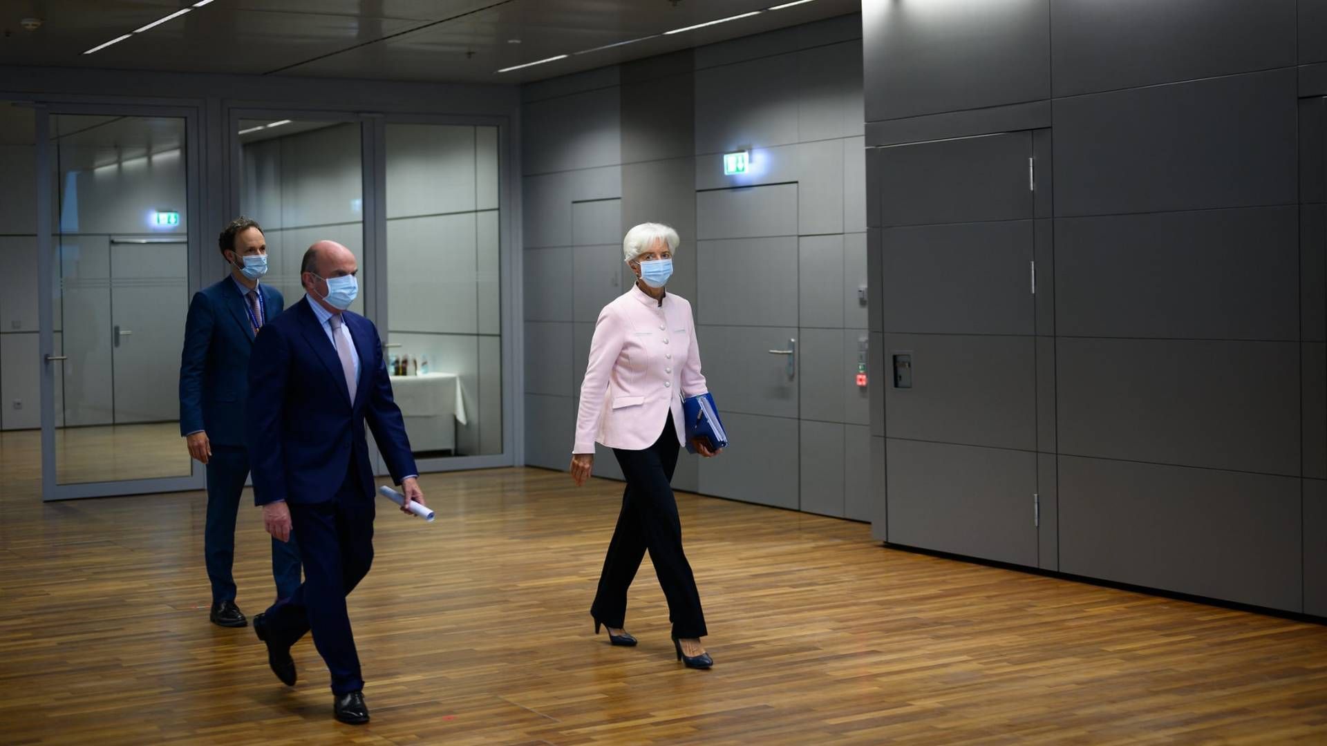 EZB-Präsidentin Christine Lagarde und Vizepräsident Luis de Guindos (Mitte) auf dem Weg zur Pressekonferenz in Frankfurt am 16. Juli 2020 | Foto: EZB