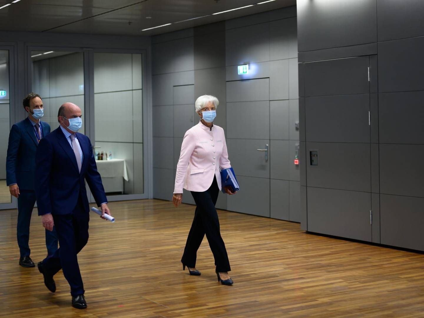 EZB-Präsidentin Christine Lagarde und Vizepräsident Luis de Guindos (Mitte) auf dem Weg zur Pressekonferenz in Frankfurt am 16. Juli 2020 | Foto: EZB