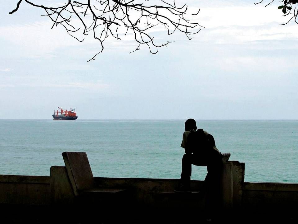 Archive photo. A school boy watches a merchant vessel in the Gulf of Guinea. The picture depicts neither pirates nor the ship in question. | Photo: Armando Franca/AP/Ritzau Scanpix