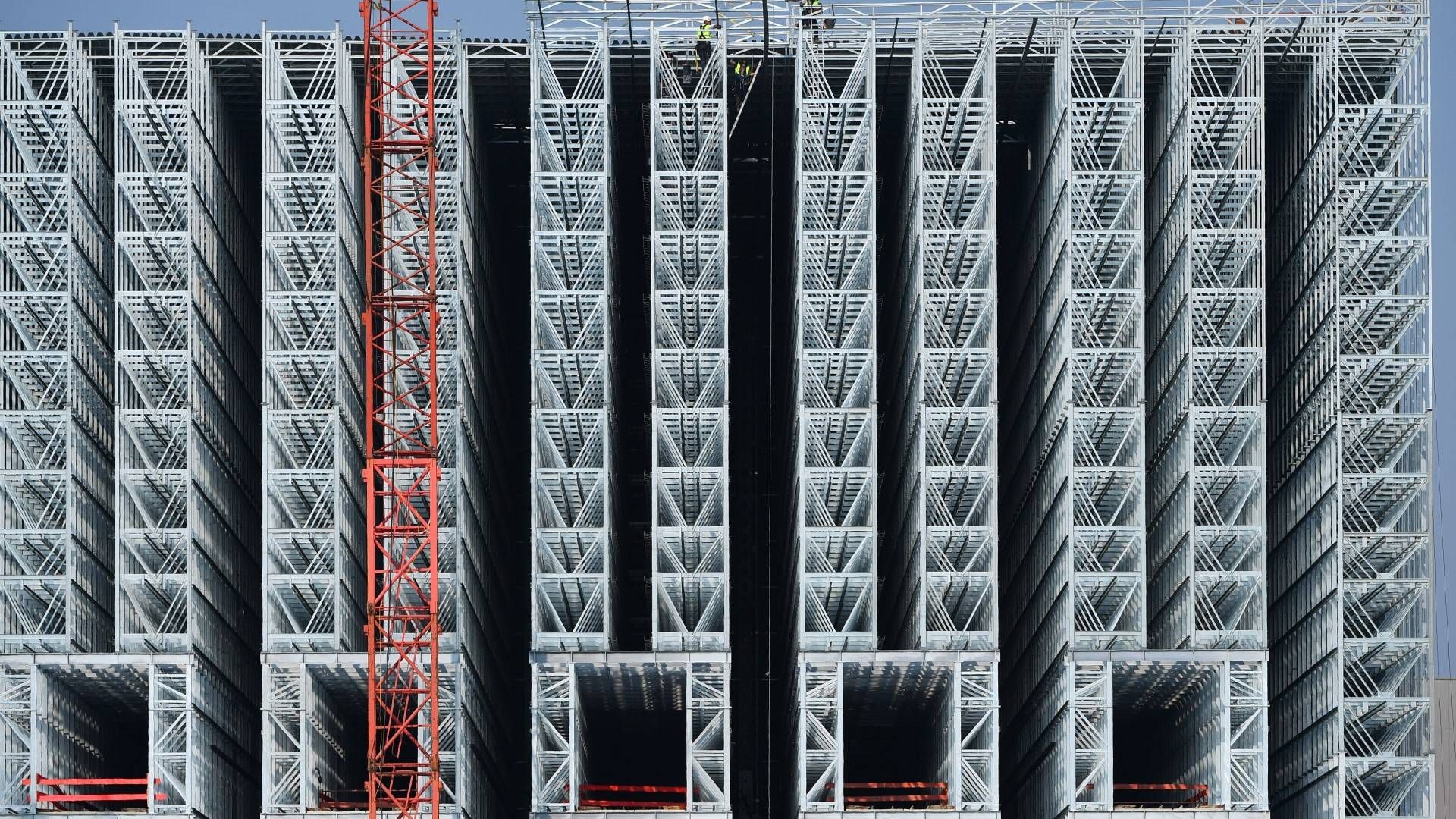 Bauleute errichten die Stahlkonstruktion für ein Warenlager in Arnstadt | Foto: picture alliance/Martin Schutt/dpa-Zentralbild/ZB