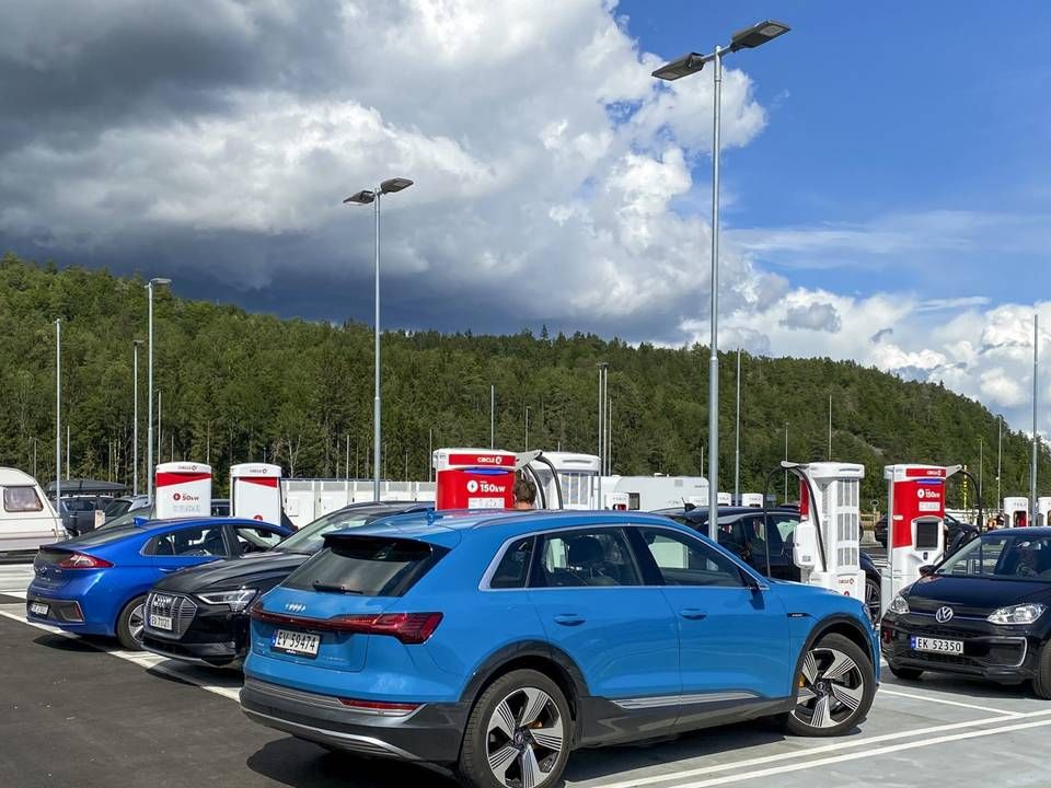 Frank Øien, leder for danske finans i Norge i Danske Bank, mener infrastrukturen for el-biler er for dårlig, og at banken derfor må fortsette å tilby billån til diesel- og bensinbiler. | Foto: Christina Dorthellinger / NTB scanpix