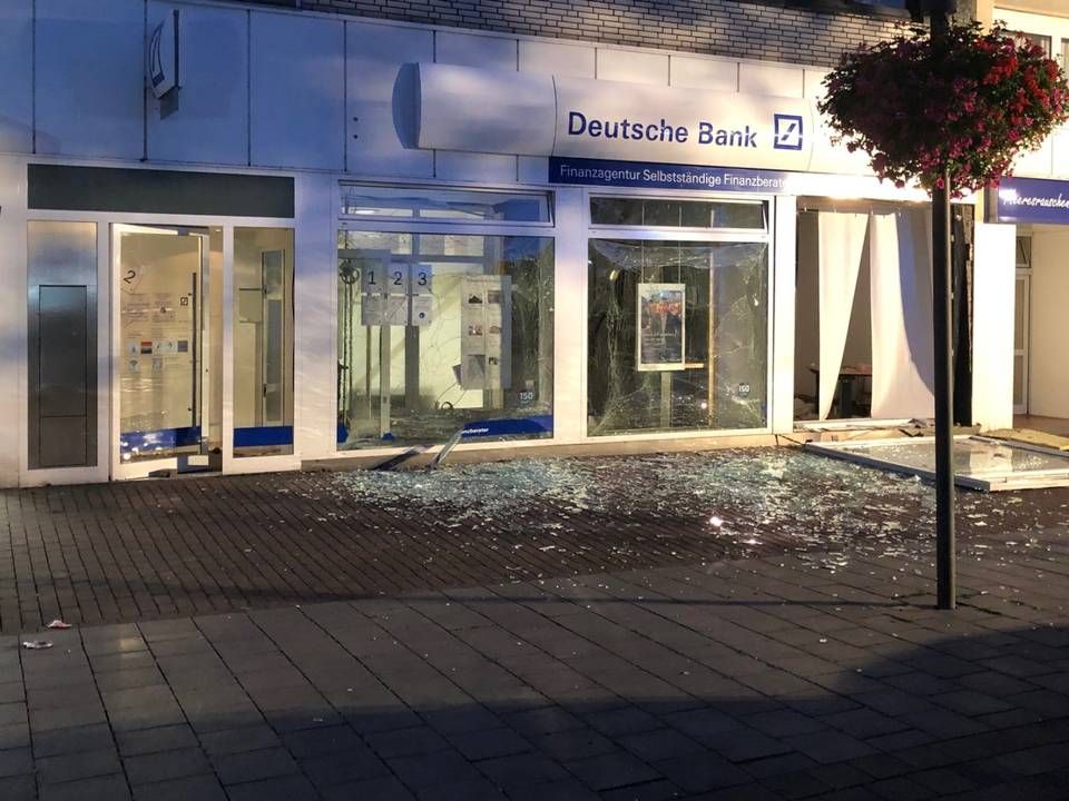 Schäden durch einen gesprengten Geldautomaten der Deutschen Bank in Kamp-Lintfort am 22. Juli. | Foto: Kreispolizeibehörde Wesel