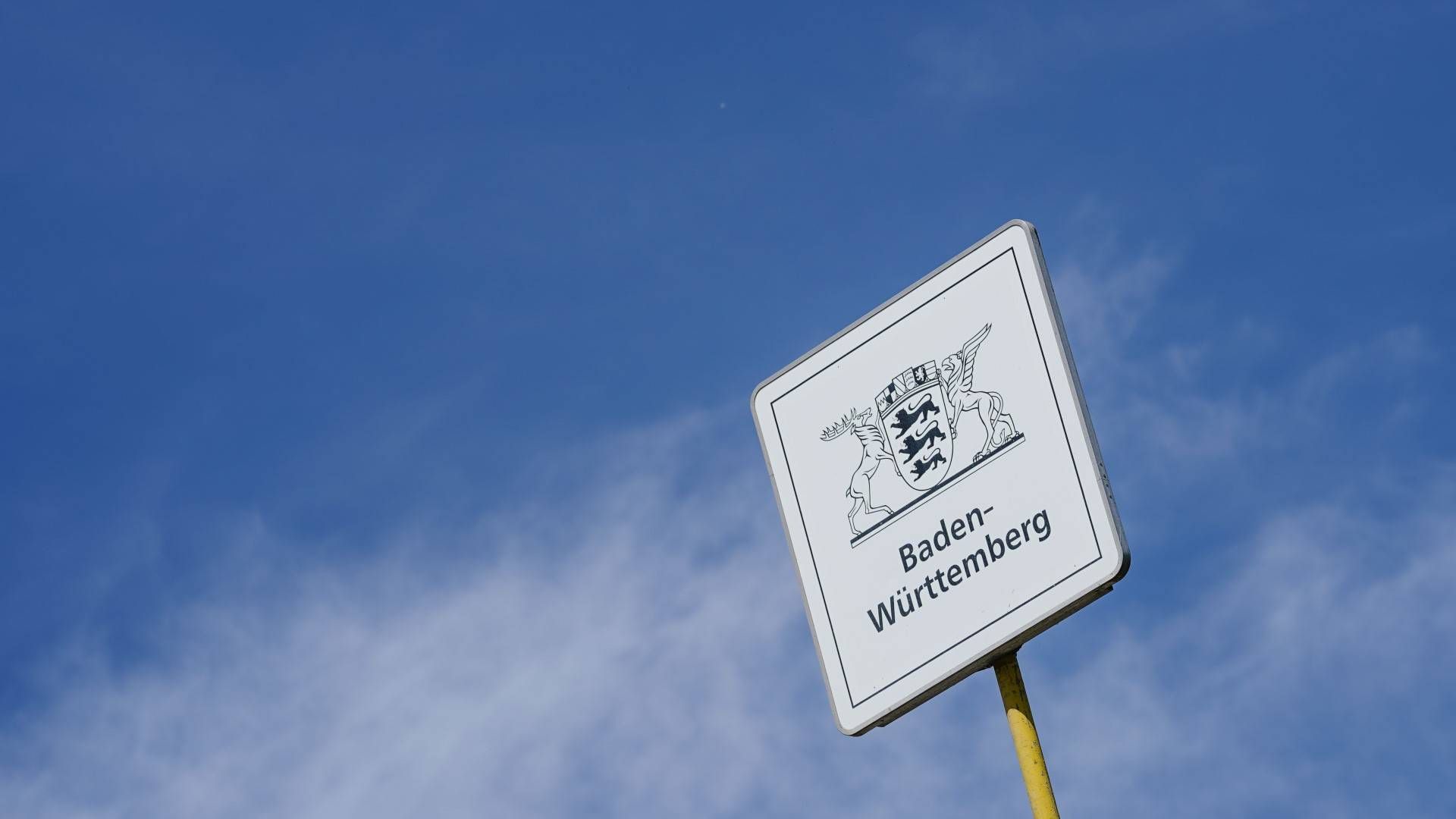 Ein Schild mit der Aufschrift "Baden-Württemberg" steht an der Salierbrücke bei Speyer | Foto: picture alliance/Uwe Anspach/dpa