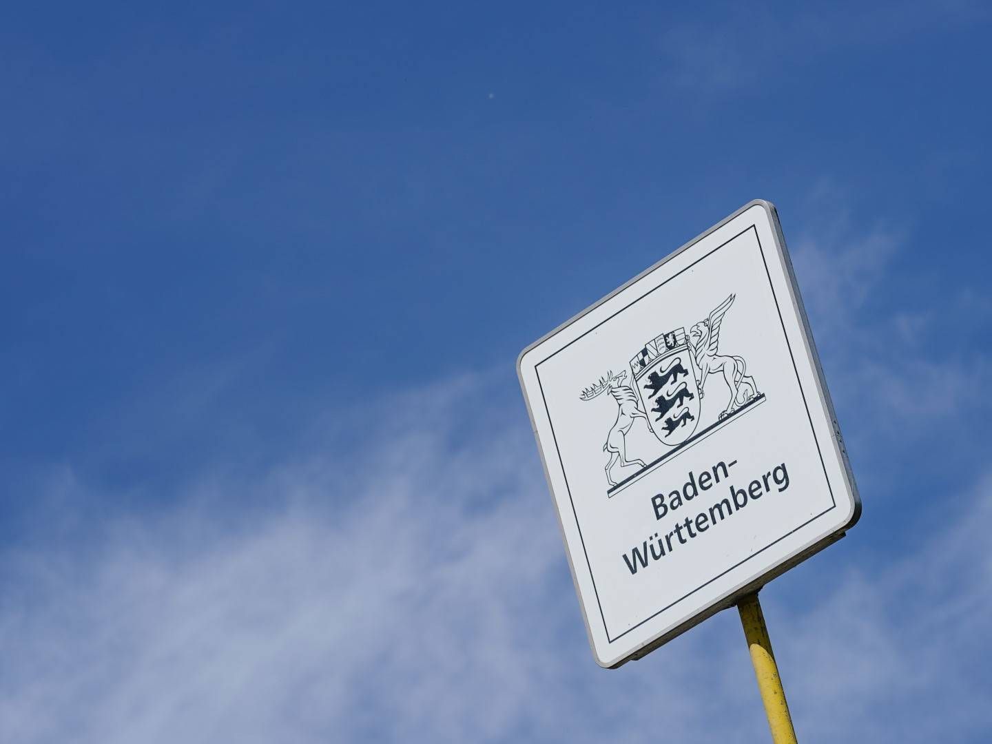 Ein Schild mit der Aufschrift "Baden-Württemberg" steht an der Salierbrücke bei Speyer | Foto: picture alliance/Uwe Anspach/dpa