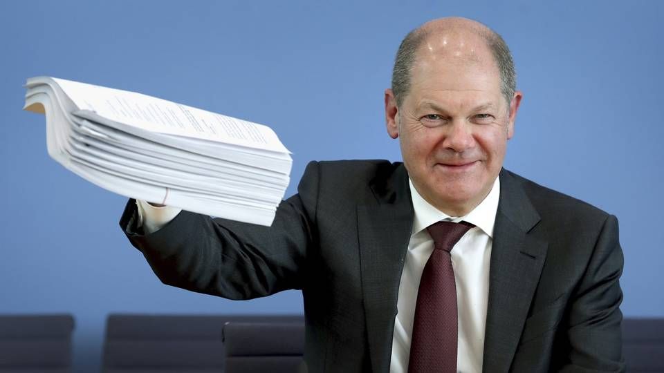 Finanzminister Olaf Scholz mit einem Stapel Papier in der Bundespressekonferenz (Symbolbild) | Foto: picture alliance/Michael Sohn/AP/POOL/dpa