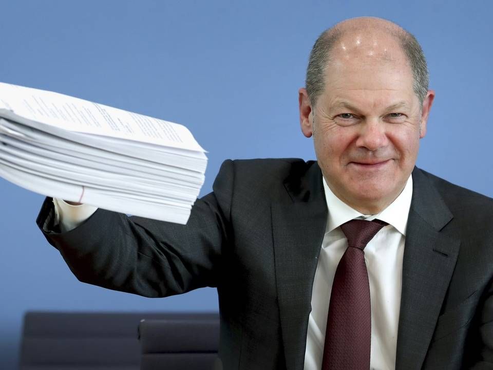 Finanzminister Olaf Scholz mit einem Stapel Papier in der Bundespressekonferenz (Symbolbild) | Foto: picture alliance/Michael Sohn/AP/POOL/dpa