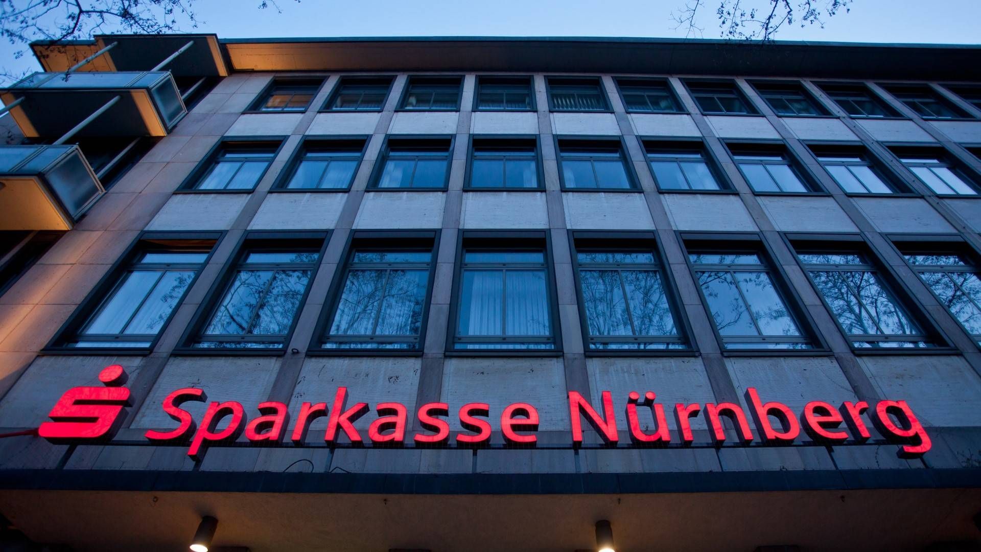 Das beleuchtete Logo der Sparkasse in Nürnberg. | Foto: picture alliance / dpa