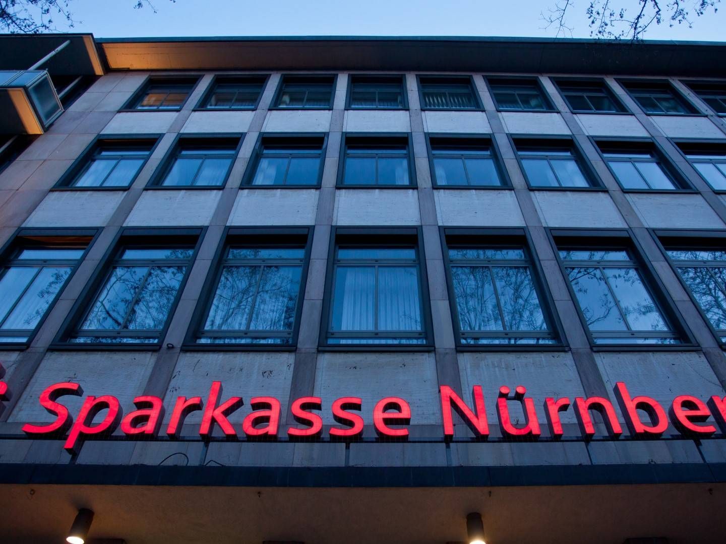 Das beleuchtete Logo der Sparkasse in Nürnberg. | Foto: picture alliance / dpa