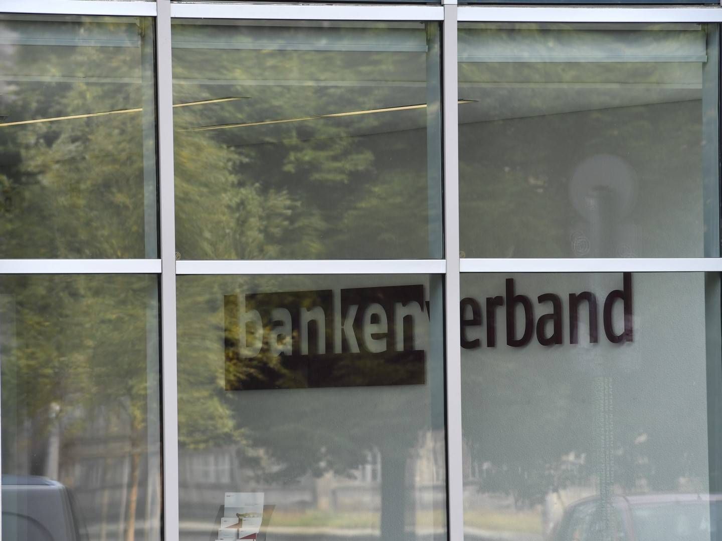 Berlin: Durch die Scheiben eines Bürogebäudes ist das Schild des Bankenverbands zu sehen. | Foto: picture alliance/Paul Zinken/dpa-Zentralbild/dpa